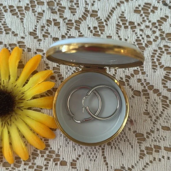 💐Crummles & Co; Vintage, Made in England - Enamel Maypole Kate Greenway Trinket - Picture 6 of 10